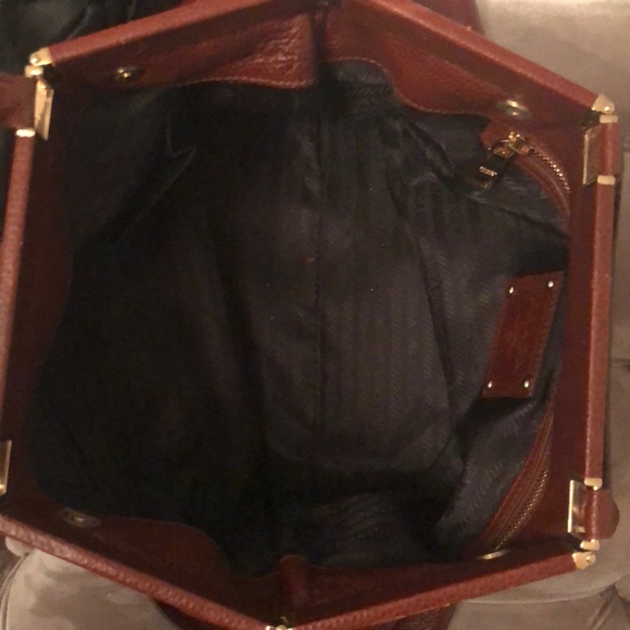 Prada large tote handbag with gold hardware - Picture 4 of 6